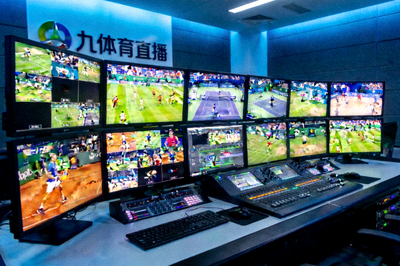 九体育直播后台控制室，多屏幕显示不同赛事直播流